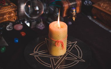 Evde mum büyüsü, Pagan ve okültizm kavramı. Masadaki mum, sihirli şeyler, büyüler ve esrarengiz anlar 