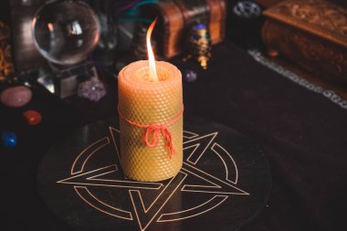 Evde mum büyüsü, Pagan ve okültizm kavramı. Masadaki mum, sihirli şeyler, büyüler ve esrarengiz anlar 