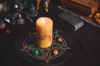 Evde mum büyüsü, Pagan ve okültizm kavramı. Masadaki mum, sihirli şeyler, büyüler ve esrarengiz anlar 