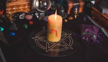 Evde mum büyüsü, Pagan ve okültizm kavramı. Masadaki mum, sihirli şeyler, büyüler ve esrarengiz anlar 