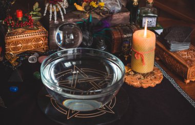 Evde mum büyüsü, Pagan ve okültizm kavramı. Masadaki mum, sihirli şeyler, büyüler ve esrarengiz anlar 
