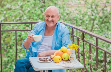 Doğadaki Mutlu Olgun Adam portresi. Yaşlı yaşam tarzı kavramı, emekli insanlar.