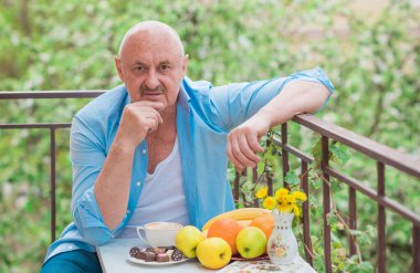 Doğadaki Mutlu Olgun Adam portresi. Yaşlı yaşam tarzı kavramı, emekli insanlar.