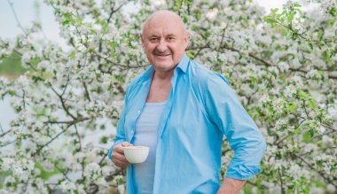 Doğadaki Mutlu Olgun Adam portresi. Yaşlı yaşam tarzı kavramı, emekli insanlar.