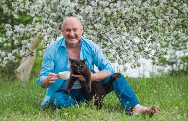 Doğadaki Mutlu Olgun Adam portresi. Yaşlı yaşam tarzı kavramı, emekli insanlar.
