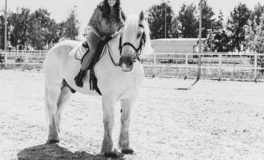 Atına sarılan genç ve güzel bir kadın insanlar ve hayvanlar arasındaki aşk kavramını kavrıyor. Kırsaldaki en iyi arkadaş atıyla güzel bir bayan yaşam tarzı. Evcil hayvan yaşamı için insan ve hayvan portresi