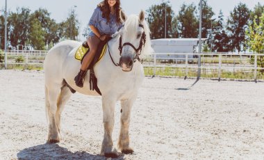 Atına sarılan genç ve güzel bir kadın insanlar ve hayvanlar arasındaki aşk kavramını kavrıyor. Kırsaldaki en iyi arkadaş atıyla güzel bir bayan yaşam tarzı. Evcil hayvan yaşamı için insan ve hayvan portresi