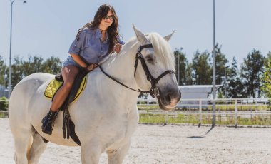 Atına sarılan genç ve güzel bir kadın insanlar ve hayvanlar arasındaki aşk kavramını kavrıyor. Kırsaldaki en iyi arkadaş atıyla güzel bir bayan yaşam tarzı. Evcil hayvan yaşamı için insan ve hayvan portresi