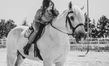 Atına sarılan genç ve güzel bir kadın insanlar ve hayvanlar arasındaki aşk kavramını kavrıyor. Kırsaldaki en iyi arkadaş atıyla güzel bir bayan yaşam tarzı. Evcil hayvan yaşamı için insan ve hayvan portresi