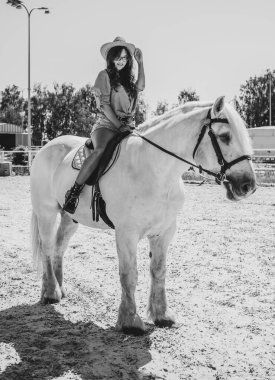 Atına sarılan genç ve güzel bir kadın insanlar ve hayvanlar arasındaki aşk kavramını kavrıyor. Kırsaldaki en iyi arkadaş atıyla güzel bir bayan yaşam tarzı. Evcil hayvan yaşamı için insan ve hayvan portresi