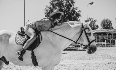 Atına sarılan genç ve güzel bir kadın insanlar ve hayvanlar arasındaki aşk kavramını kavrıyor. Kırsaldaki en iyi arkadaş atıyla güzel bir bayan yaşam tarzı. Evcil hayvan yaşamı için insan ve hayvan portresi