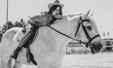 Atına sarılan genç ve güzel bir kadın insanlar ve hayvanlar arasındaki aşk kavramını kavrıyor. Kırsaldaki en iyi arkadaş atıyla güzel bir bayan yaşam tarzı. Evcil hayvan yaşamı için insan ve hayvan portresi