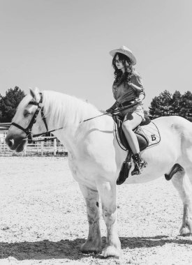 Atına sarılan genç ve güzel bir kadın insanlar ve hayvanlar arasındaki aşk kavramını kavrıyor. Kırsaldaki en iyi arkadaş atıyla güzel bir bayan yaşam tarzı. Evcil hayvan yaşamı için insan ve hayvan portresi