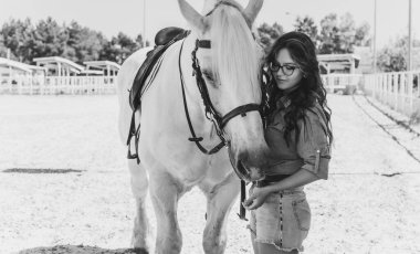 Atına sarılan genç ve güzel bir kadın insanlar ve hayvanlar arasındaki aşk kavramını kavrıyor. Kırsaldaki en iyi arkadaş atıyla güzel bir bayan yaşam tarzı. Evcil hayvan yaşamı için insan ve hayvan portresi