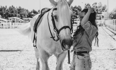 Atına sarılan genç ve güzel bir kadın insanlar ve hayvanlar arasındaki aşk kavramını kavrıyor. Kırsaldaki en iyi arkadaş atıyla güzel bir bayan yaşam tarzı. Evcil hayvan yaşamı için insan ve hayvan portresi