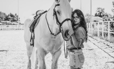 Atına sarılan genç ve güzel bir kadın insanlar ve hayvanlar arasındaki aşk kavramını kavrıyor. Kırsaldaki en iyi arkadaş atıyla güzel bir bayan yaşam tarzı. Evcil hayvan yaşamı için insan ve hayvan portresi