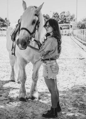 Atına sarılan genç ve güzel bir kadın insanlar ve hayvanlar arasındaki aşk kavramını kavrıyor. Kırsaldaki en iyi arkadaş atıyla güzel bir bayan yaşam tarzı. Evcil hayvan yaşamı için insan ve hayvan portresi
