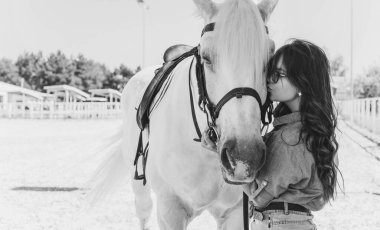 Atına sarılan genç ve güzel bir kadın insanlar ve hayvanlar arasındaki aşk kavramını kavrıyor. Kırsaldaki en iyi arkadaş atıyla güzel bir bayan yaşam tarzı. Evcil hayvan yaşamı için insan ve hayvan portresi
