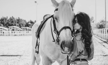 Atına sarılan genç ve güzel bir kadın insanlar ve hayvanlar arasındaki aşk kavramını kavrıyor. Kırsaldaki en iyi arkadaş atıyla güzel bir bayan yaşam tarzı. Evcil hayvan yaşamı için insan ve hayvan portresi