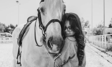 Atına sarılan genç ve güzel bir kadın insanlar ve hayvanlar arasındaki aşk kavramını kavrıyor. Kırsaldaki en iyi arkadaş atıyla güzel bir bayan yaşam tarzı. Evcil hayvan yaşamı için insan ve hayvan portresi