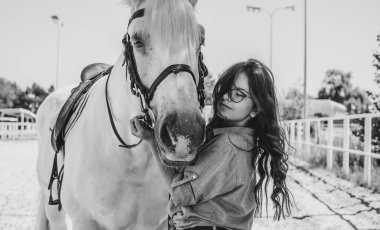 Atına sarılan genç ve güzel bir kadın insanlar ve hayvanlar arasındaki aşk kavramını kavrıyor. Kırsaldaki en iyi arkadaş atıyla güzel bir bayan yaşam tarzı. Evcil hayvan yaşamı için insan ve hayvan portresi