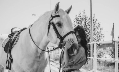 Atına sarılan genç ve güzel bir kadın insanlar ve hayvanlar arasındaki aşk kavramını kavrıyor. Kırsaldaki en iyi arkadaş atıyla güzel bir bayan yaşam tarzı. Evcil hayvan yaşamı için insan ve hayvan portresi