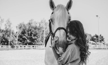 Atına sarılan genç ve güzel bir kadın insanlar ve hayvanlar arasındaki aşk kavramını kavrıyor. Kırsaldaki en iyi arkadaş atıyla güzel bir bayan yaşam tarzı. Evcil hayvan yaşamı için insan ve hayvan portresi