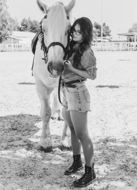 Atına sarılan genç ve güzel bir kadın insanlar ve hayvanlar arasındaki aşk kavramını kavrıyor. Kırsaldaki en iyi arkadaş atıyla güzel bir bayan yaşam tarzı. Evcil hayvan yaşamı için insan ve hayvan portresi