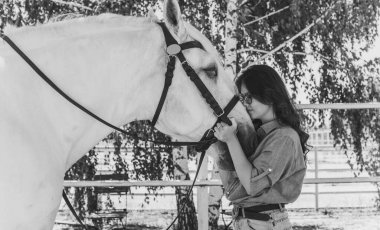 Atına sarılan genç ve güzel bir kadın insanlar ve hayvanlar arasındaki aşk kavramını kavrıyor. Kırsaldaki en iyi arkadaş atıyla güzel bir bayan yaşam tarzı. Evcil hayvan yaşamı için insan ve hayvan portresi