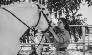 Atına sarılan genç ve güzel bir kadın insanlar ve hayvanlar arasındaki aşk kavramını kavrıyor. Kırsaldaki en iyi arkadaş atıyla güzel bir bayan yaşam tarzı. Evcil hayvan yaşamı için insan ve hayvan portresi