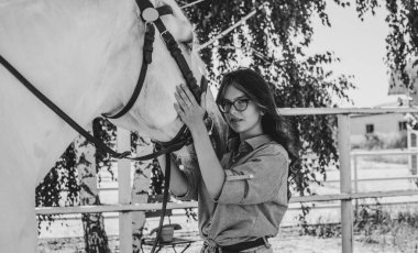 Atına sarılan genç ve güzel bir kadın insanlar ve hayvanlar arasındaki aşk kavramını kavrıyor. Kırsaldaki en iyi arkadaş atıyla güzel bir bayan yaşam tarzı. Evcil hayvan yaşamı için insan ve hayvan portresi