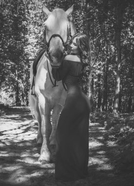 Atına sarılan genç ve güzel bir kadın insanlar ve hayvanlar arasındaki aşk kavramını kavrıyor. Kırsaldaki en iyi arkadaş atıyla güzel bir bayan yaşam tarzı. Evcil hayvan yaşamı için insan ve hayvan portresi