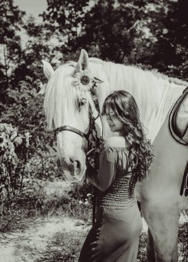 Atına sarılan genç ve güzel bir kadın insanlar ve hayvanlar arasındaki aşk kavramını kavrıyor. Kırsaldaki en iyi arkadaş atıyla güzel bir bayan yaşam tarzı. Evcil hayvan yaşamı için insan ve hayvan portresi