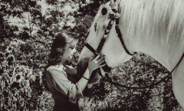 Atına sarılan genç ve güzel bir kadın insanlar ve hayvanlar arasındaki aşk kavramını kavrıyor. Kırsaldaki en iyi arkadaş atıyla güzel bir bayan yaşam tarzı. Evcil hayvan yaşamı için insan ve hayvan portresi