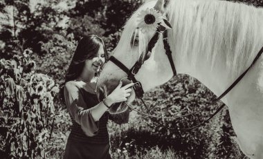 Atına sarılan genç ve güzel bir kadın insanlar ve hayvanlar arasındaki aşk kavramını kavrıyor. Kırsaldaki en iyi arkadaş atıyla güzel bir bayan yaşam tarzı. Evcil hayvan yaşamı için insan ve hayvan portresi