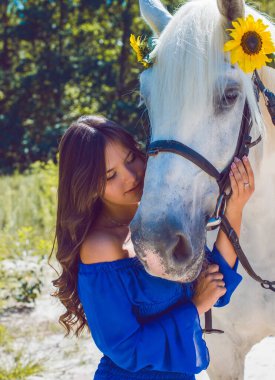Atına sarılan genç ve güzel bir kadın insanlar ve hayvanlar arasındaki aşk kavramını kavrıyor. Kırsaldaki en iyi arkadaş atıyla güzel bir bayan yaşam tarzı. Evcil hayvan yaşamı için insan ve hayvan portresi