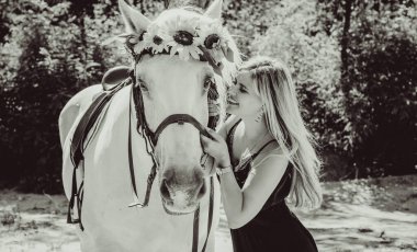 Atına sarılan genç ve güzel bir kadın insanlar ve hayvanlar arasındaki aşk kavramını kavrıyor. Kırsaldaki en iyi arkadaş atıyla güzel bir bayan yaşam tarzı. Evcil hayvan yaşamı için insan ve hayvan portresi