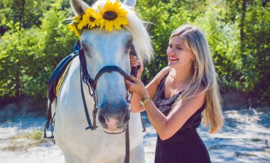 Atına sarılan genç ve güzel bir kadın insanlar ve hayvanlar arasındaki aşk kavramını kavrıyor. Kırsaldaki en iyi arkadaş atıyla güzel bir bayan yaşam tarzı. Evcil hayvan yaşamı için insan ve hayvan portresi