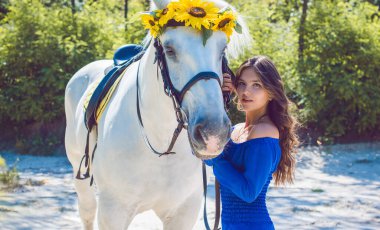 Atına sarılan genç ve güzel bir kadın insanlar ve hayvanlar arasındaki aşk kavramını kavrıyor. Kırsaldaki en iyi arkadaş atıyla güzel bir bayan yaşam tarzı. Evcil hayvan yaşamı için insan ve hayvan portresi