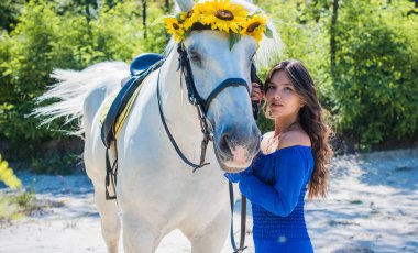 Atına sarılan genç ve güzel bir kadın insanlar ve hayvanlar arasındaki aşk kavramını kavrıyor. Kırsaldaki en iyi arkadaş atıyla güzel bir bayan yaşam tarzı. Evcil hayvan yaşamı için insan ve hayvan portresi