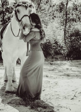 Atına sarılan genç ve güzel bir kadın insanlar ve hayvanlar arasındaki aşk kavramını kavrıyor. Kırsaldaki en iyi arkadaş atıyla güzel bir bayan yaşam tarzı. Evcil hayvan yaşamı için insan ve hayvan portresi