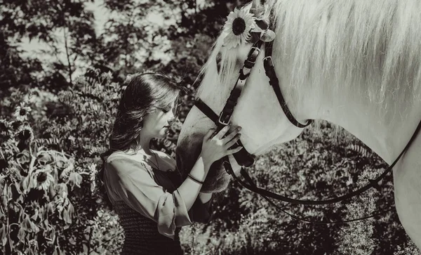Atına sarılan genç ve güzel bir kadın insanlar ve hayvanlar arasındaki aşk kavramını kavrıyor. Kırsaldaki en iyi arkadaş atıyla güzel bir bayan yaşam tarzı. Evcil hayvan yaşamı için insan ve hayvan portresi