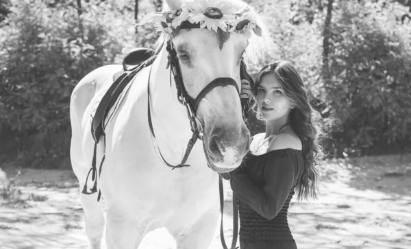 Atına sarılan genç ve güzel bir kadın insanlar ve hayvanlar arasındaki aşk kavramını kavrıyor. Kırsaldaki en iyi arkadaş atıyla güzel bir bayan yaşam tarzı. Evcil hayvan yaşamı için insan ve hayvan portresi