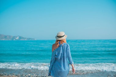 Bahar - Yaz sezonu. Tatil ve seyahat zamanı. Denizde bir kadın, Yunanistan 'da oldukça güzel bir manzara.