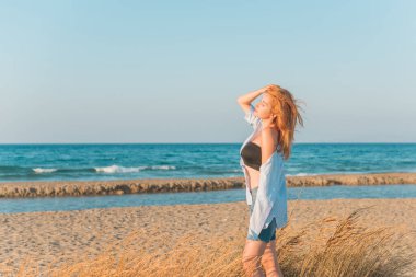 Bahar - Yaz sezonu. Tatil ve seyahat zamanı. Denizde bir kadın, Yunanistan 'da oldukça güzel bir manzara.