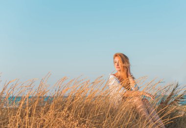 Bahar - Yaz sezonu. Tatil ve seyahat zamanı. Denizde bir kadın, Yunanistan 'da oldukça güzel bir manzara.
