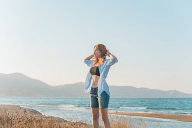 Bahar - Yaz sezonu. Tatil ve seyahat zamanı. Denizde bir kadın, Yunanistan 'da oldukça güzel bir manzara.