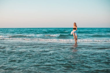 Bahar - Yaz sezonu. Tatil ve seyahat zamanı. Denizde bir kadın, Yunanistan 'da oldukça güzel bir manzara.