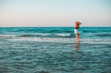 Bahar - Yaz sezonu. Tatil ve seyahat zamanı. Denizde bir kadın, Yunanistan 'da oldukça güzel bir manzara.
