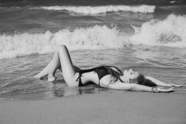 Bahar - Yaz sezonu. Tatil ve seyahat zamanı. Denizde bir kadın, Yunanistan 'da oldukça güzel bir manzara.